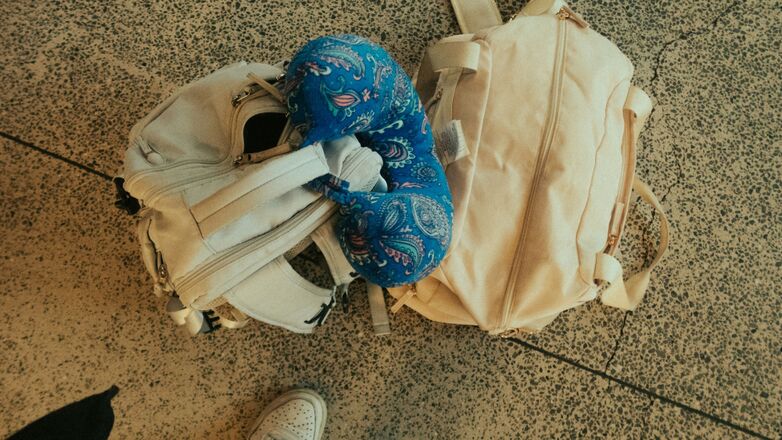 Slimme hack: man (50) gebruikt een nek-kussen om extra Ryanair kosten te besparen!