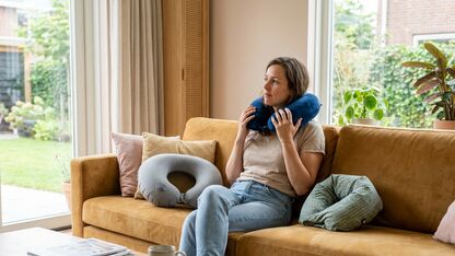 Het verschil tussen memory foam, opblaasbare en wrap nekkussens