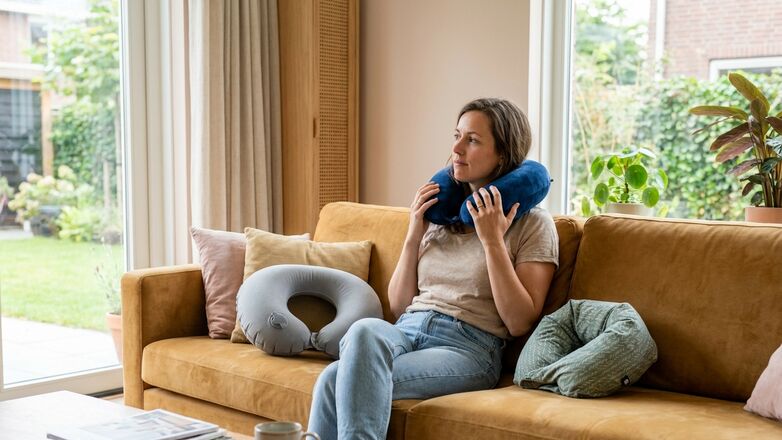 Het verschil tussen memory foam, opblaasbare en wrap nekkussens