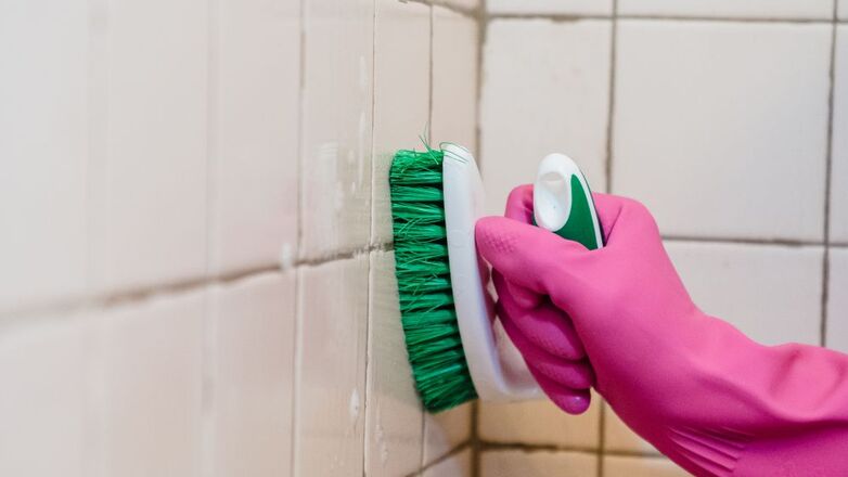 Schimmel in huis: herkennen, aanpakken en voorkomen zonder gedoe