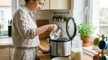 Hoeveel water gebruik je in een rijstkoker?