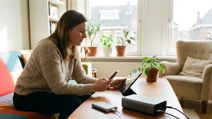 Het verschil tussen een compacte powerbank en een powerbank met snelladen
