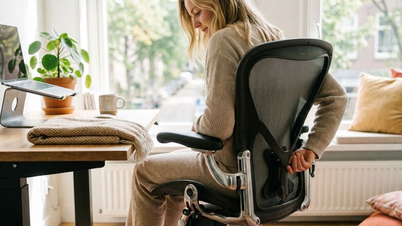 Hoe stel je een ergonomische bureaustoel goed af?