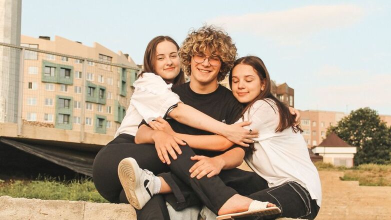 'Ik werd verliefd op de man van mijn partner': zo ziet hun leven als throuple eruit