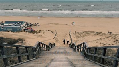Zwijgen aan Zee: Deze nieuwe podcastserie over een oude moordzaak wil je bingen