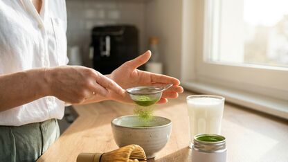 Hoe maak je matcha latte zonder klontjes?