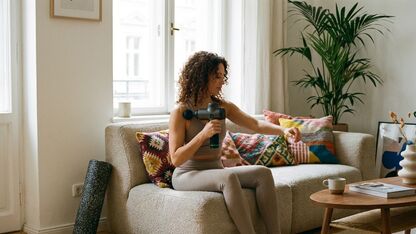 Het verschil tussen een massage gun, foam roller en handmassage
