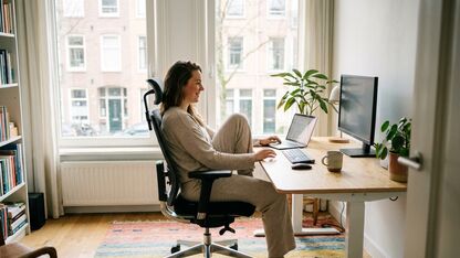 Deze zithouding maakt een werkdag achter je bureau comfortabeler
