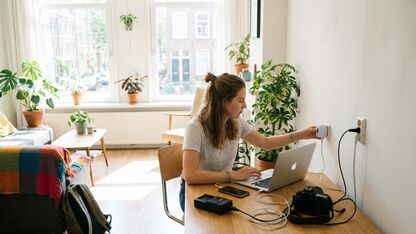 Zo laad je telefoon, laptop en camera veilig op reis op