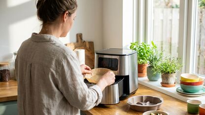 Zo gebruik je bakpapier of accessoires veilig in de airfryer