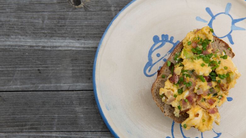 Ontbijt op bed voor je lover? Met deze truc worden je scrambled eggs altijd perfect