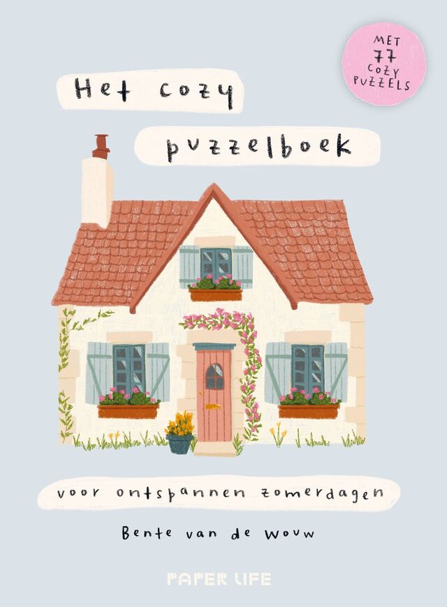 De voorkant van een puzzelboek met de titel 'Het cozy puzzelboek'. Een tekening van een huis met bloemen en het jaartal 'MET 77 COZY PUZZELS'.