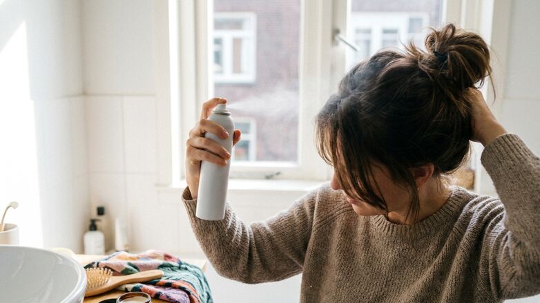 Hoe gebruik je droogshampoo zonder witte waas?