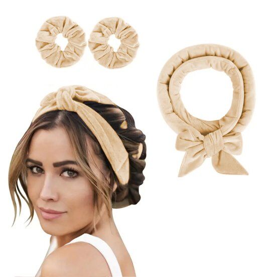 Model draagt crèmekleurige heatless curler met strik in haar, en twee bijpassende scrunchies.