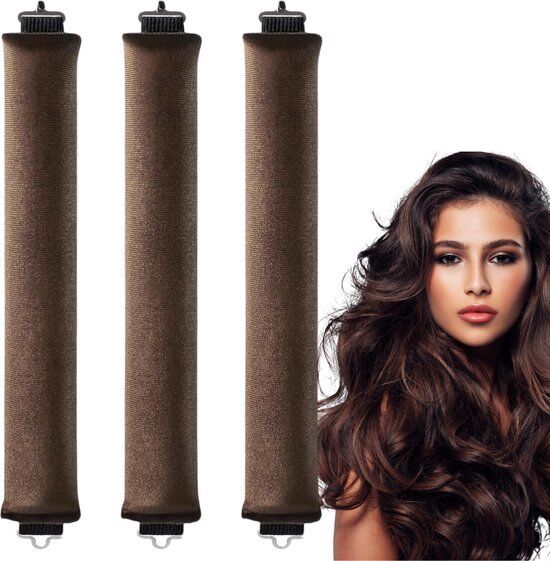 Drie bruine haarrollers met clips en een model met lang, golvend donker haar op witte achtergrond.