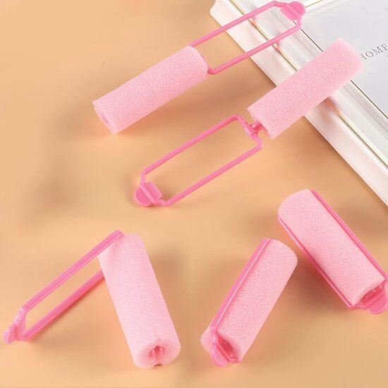 Meerdere roze schuimrollers met roze kunststof frames op een lichte achtergrond.