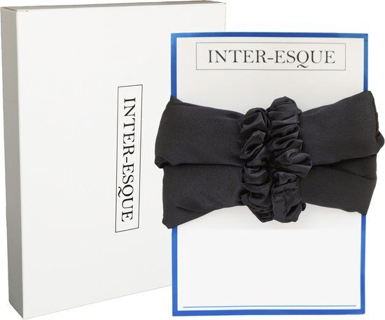 Zwarte satijnen scrunchie op een kaart, naast een witte doos met 'INTER-ESQUE' erop.
