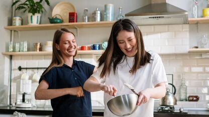 Friendship nesting: waarom we liever thuis koken met vriendinnen dan de stad in gaan