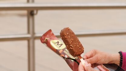 Een Magnum in een croissant? Deze bizarre TikTok-trend blijkt verrassend lekker