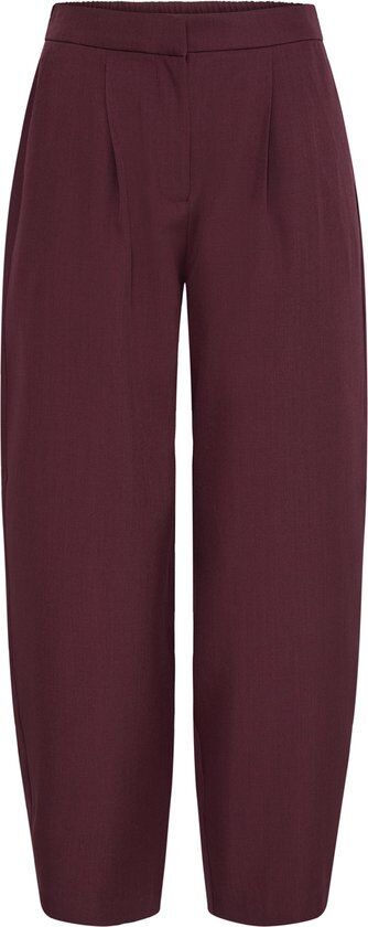 Voorkant van een bordeauxrode broek met wijde pijpen en plooien.