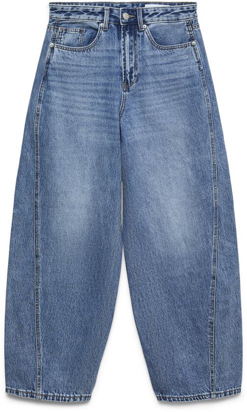 Een wijde, lichtblauwe jeans van denim, van voren gezien.