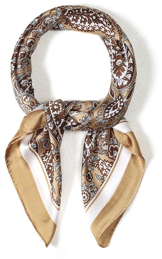 Geknoopte bruine sjaal met beige paisley motief en witte rand.