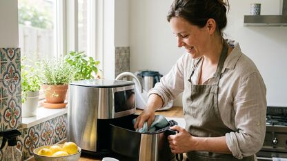 Deze schoonmaaktips houden je airfryer langer fris