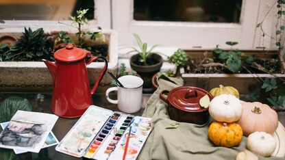Een herfstmiddag zonder €50 uit te geven: 10 goedkope creatieve dingen om thuis te doen