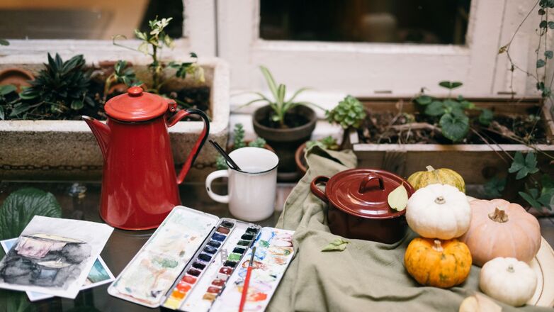 Een herfstmiddag zonder €50 uit te geven: 10 goedkope creatieve dingen om thuis te doen