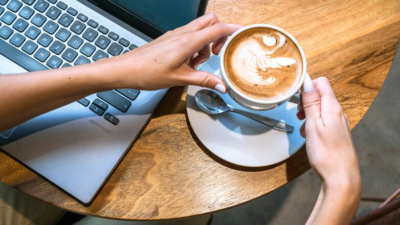 Coffee badging: waarom deze werktrend anno 2026 weer helemaal terug is