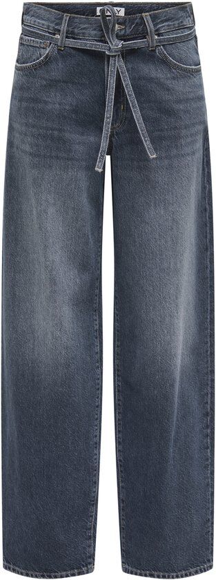 Model in wit shirt en donkerblauwe wijde jeans met strikceintuur, van opzij gezien.