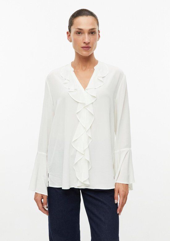 Wit crêpe blouse met ruches langs de V-hals.