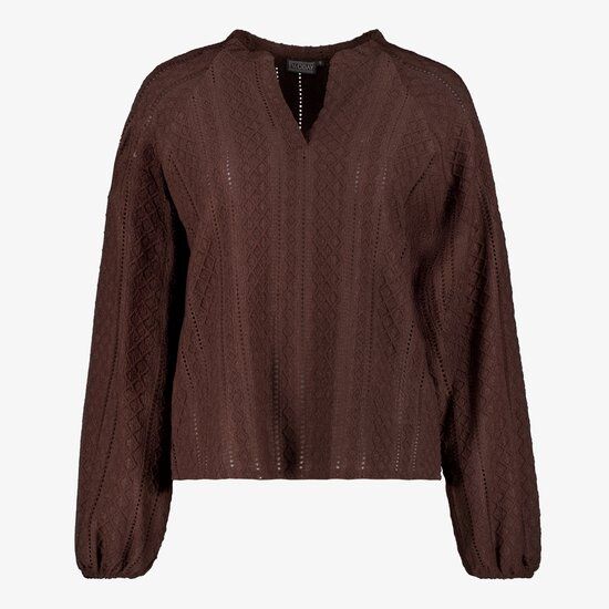 Bruine gebreide blouse met V-hals, ajourpatroon en ballonmouwen.