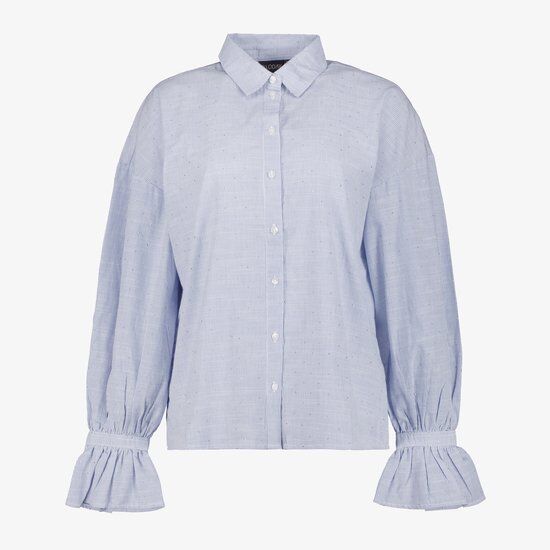 Lichtblauwe blouse met fijne krijtstreep en kleine glinsterende steentjes. Lange mouwen met ruches aan de uiteinden.