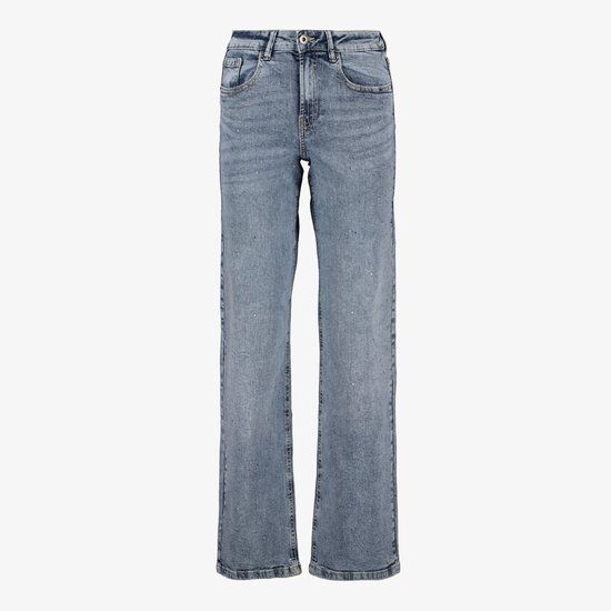 Lichtblauwe wide leg jeans met steentjes en een bruin label op de achterkant.