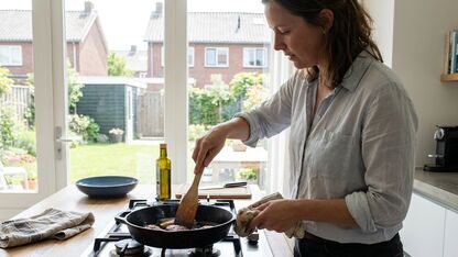Hoe bak je goed in een gietijzeren pan?
