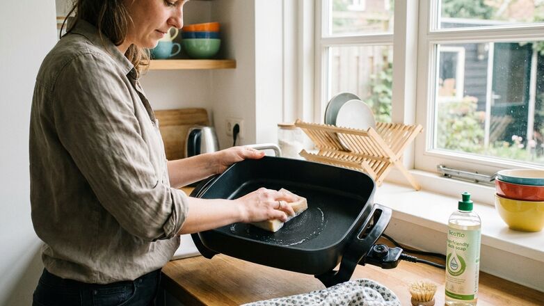Deze schoonmaaktips houden de anti-aanbaklaag langer goed
