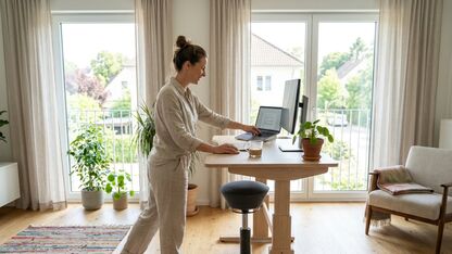 Hoe werk je afwisselend zittend en staand aan een bureau?