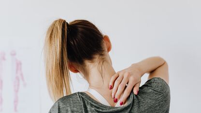Last van een ‘tech neck’? Zo kom je van die stijve nek af