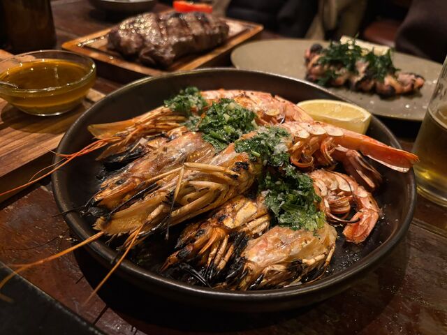 Gegrilde gambas bij Salmuera Amsterdam
