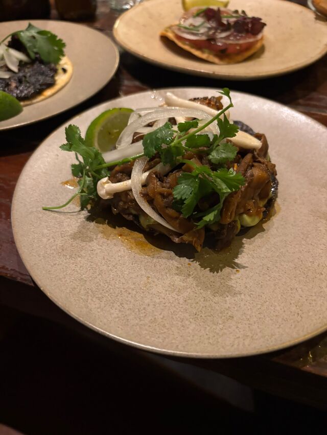 Hongos tostada met paddenstoelen bij Salmuera