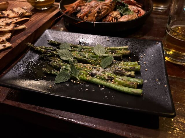 Gegrilde groene asperges bij Salmuera